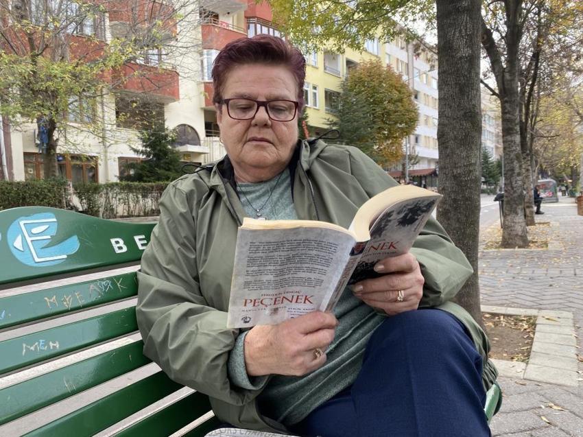 Tek gözü görmeyen 66 Yaşındaki kadın günde 300 sayfa kitap okuyor! 'Dünya yansa duymam'