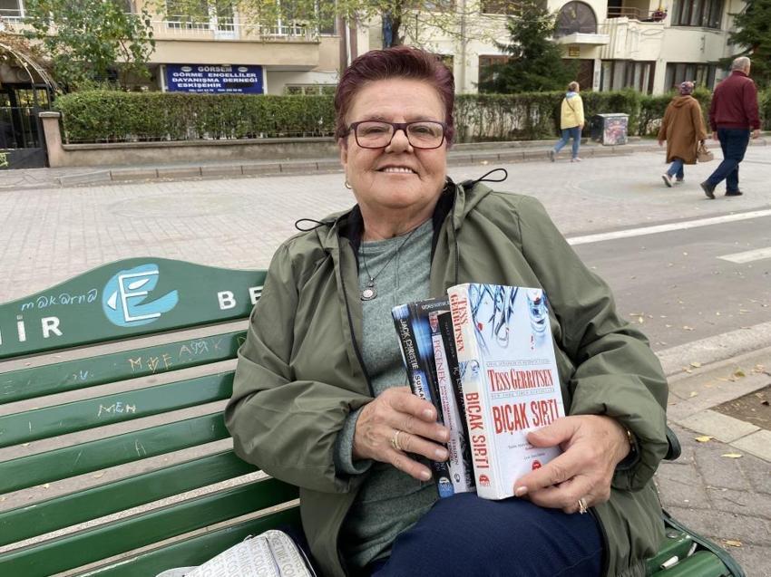 Tek gözü görmeyen 66 Yaşındaki kadın günde 300 sayfa kitap okuyor! 'Dünya yansa duymam'