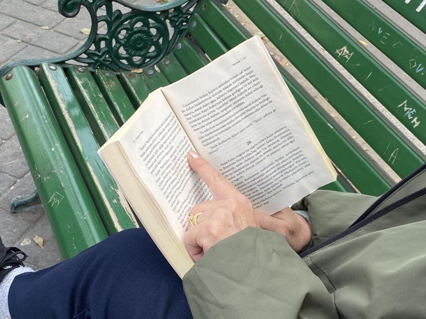 Tek gözü görmeyen 66 Yaşındaki kadın günde 300 sayfa kitap okuyor! 'Dünya yansa duymam'