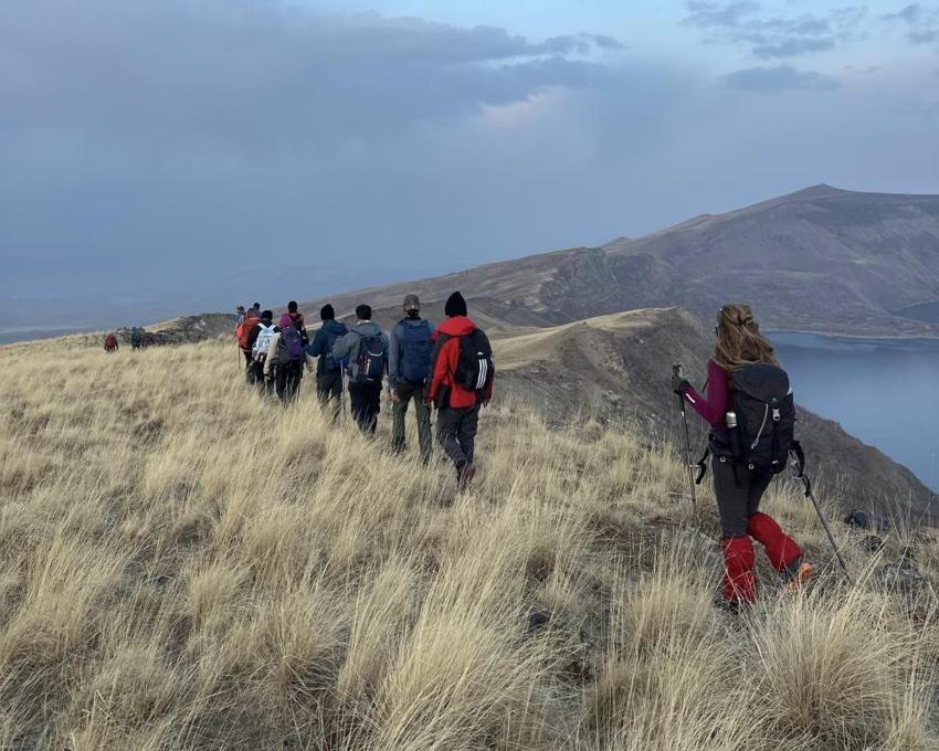 Vanlı dağcılar Nemrut Krater Gölü'nün eşsiz manzarasına hayran kaldı