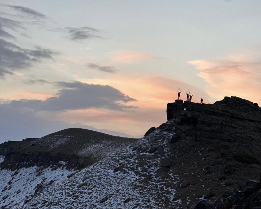 Vanlı dağcılar Nemrut Krater Gölü'nün eşsiz manzarasına hayran kaldı