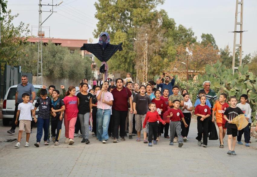 Asırlık gelenek canlandı! Yağmur için erzak toplayıp duaya çıktılar: Adanalı çocuklar 'Bodi' maketleriyle kapı kapı gezdi