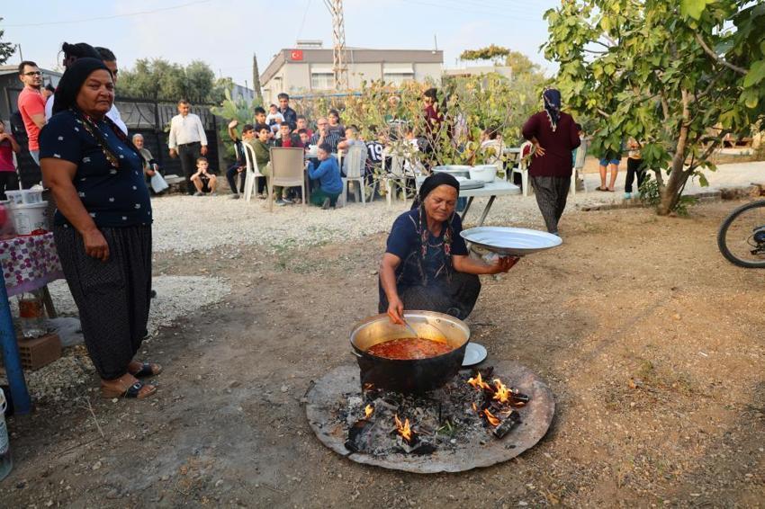 Asırlık gelenek canlandı! Yağmur için erzak toplayıp duaya çıktılar: Adanalı çocuklar 'Bodi' maketleriyle kapı kapı gezdi