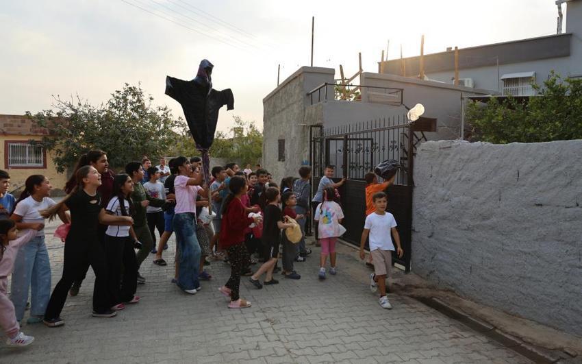 Asırlık gelenek canlandı! Yağmur için erzak toplayıp duaya çıktılar: Adanalı çocuklar 'Bodi' maketleriyle kapı kapı gezdi
