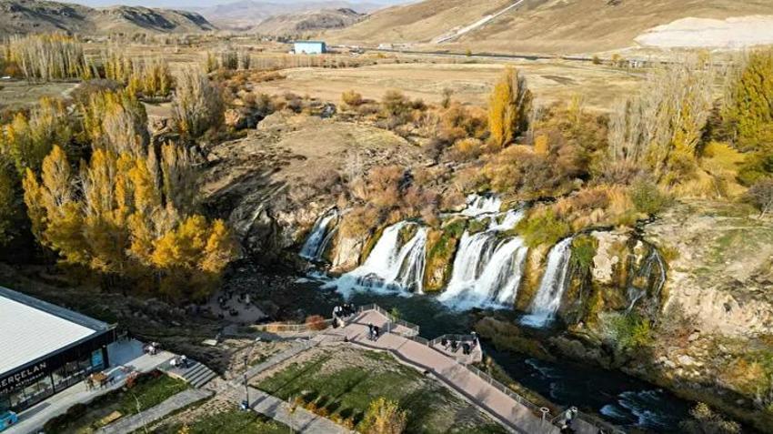 Muradiye Şelalesi sonbaharda büyülüyor! Ziyaretçiler oraya akın ediyor