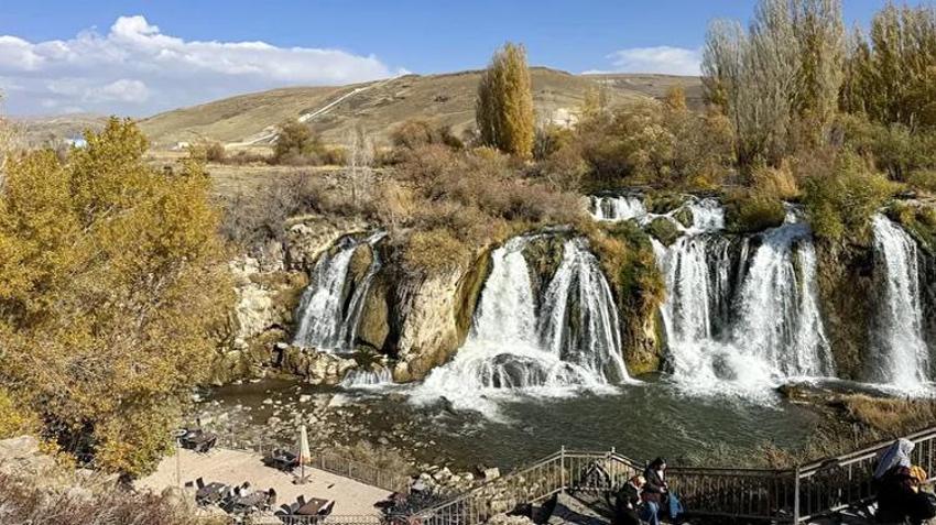 Muradiye Şelalesi sonbaharda büyülüyor! Ziyaretçiler oraya akın ediyor