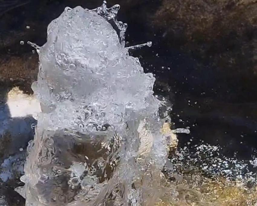 Gevaş'ta bilim dünyasını şaşırtan görüntü! Van Gölü çekildi, tatlı su fışkırmaya başladı