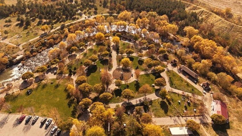 Van Erciş'deki İnci Kefali Tabiat Parkı sonbahar renkleriyle nefesleri kesiyor