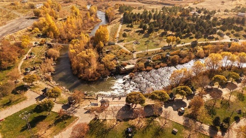 Van Erciş'deki İnci Kefali Tabiat Parkı sonbahar renkleriyle nefesleri kesiyor