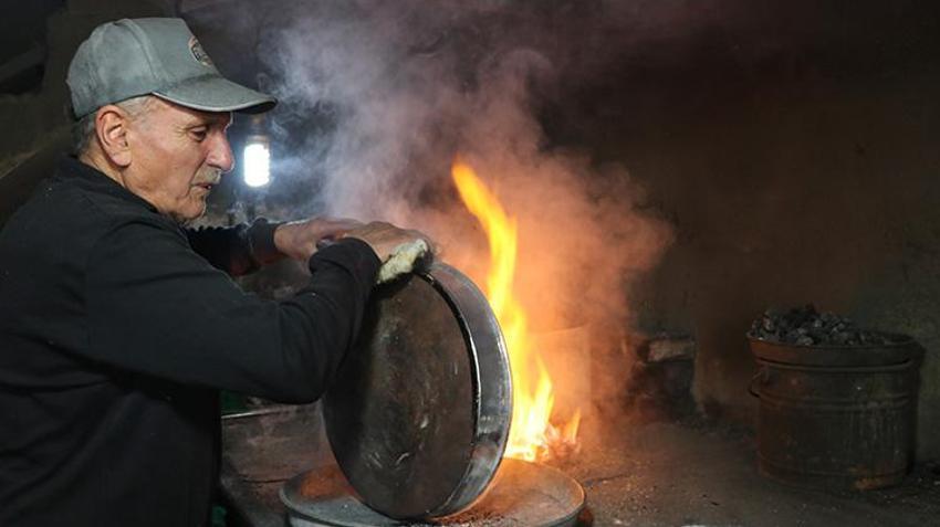 Erzurum'da bu işi yapan 3 usta kaldı! 61 yıldan beri ateşin başında çalışarak geçimini sağlıyor