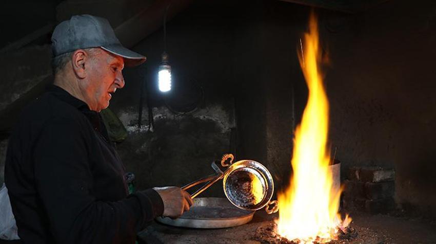 Erzurum'da bu işi yapan 3 usta kaldı! 61 yıldan beri ateşin başında çalışarak geçimini sağlıyor