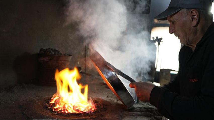 Erzurum'da bu işi yapan 3 usta kaldı! 61 yıldan beri ateşin başında çalışarak geçimini sağlıyor