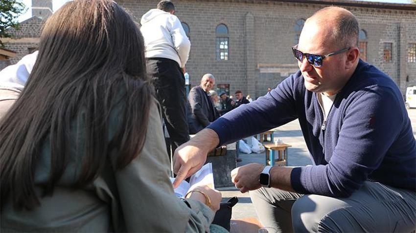 35 yıllık araçla Diyarbakır’ı karış karış geziyorlar! Hiç ücret almıyorlar