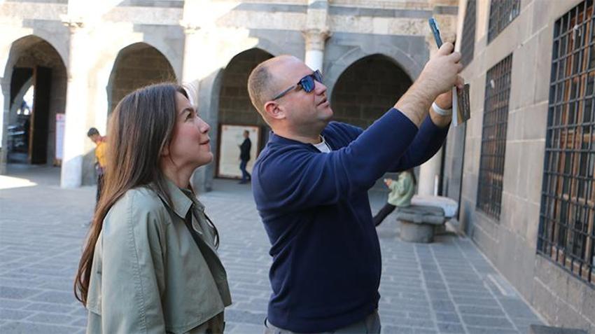 35 yıllık araçla Diyarbakır’ı karış karış geziyorlar! Hiç ücret almıyorlar