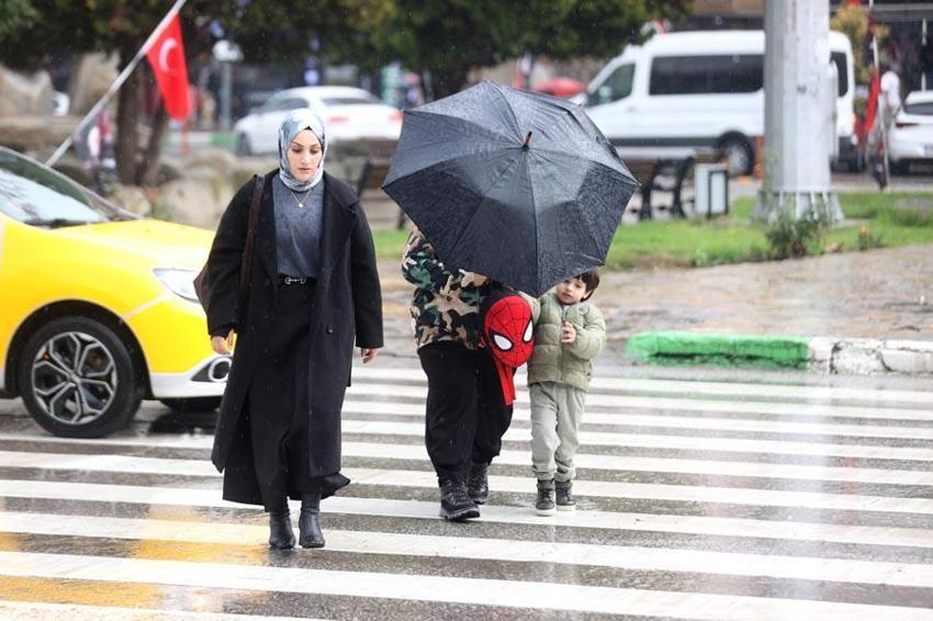 Meteoroloji'den Niğde, Kayseri, Sivas, Giresun, Antalya, Bingöl ve Ordu'ya kuvvetli sağanak yağış uyarısı