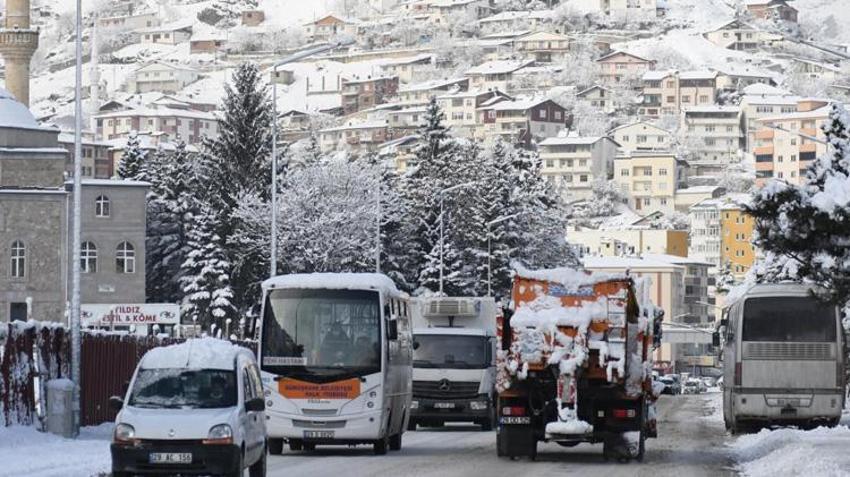 Gümüşhane'de kar yağışı beklenirken ilginç bir olay yaşandı! Manzarayı gören çiftçiler şaşırdı