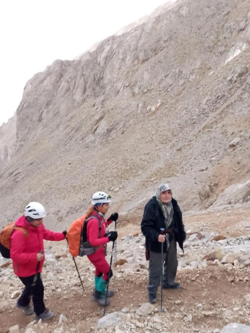 73 yaşında dağcı oldu! Hatun teyzenin azmi gençlere taş çıkartıyor: 'Yaşıtlarım evde dizi izliyor, ben dağlarda geziyorum'