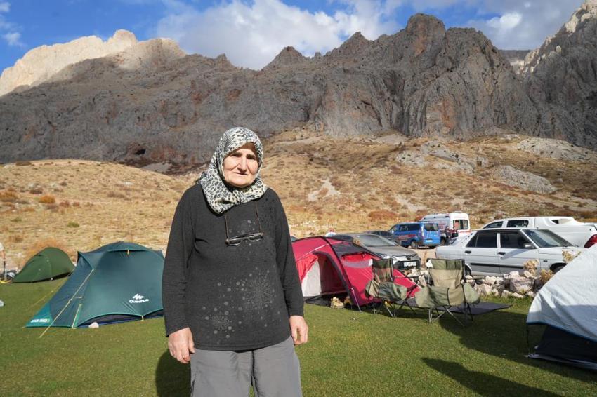 73 yaşında dağcı oldu! Hatun teyzenin azmi gençlere taş çıkartıyor: 'Yaşıtlarım evde dizi izliyor, ben dağlarda geziyorum'