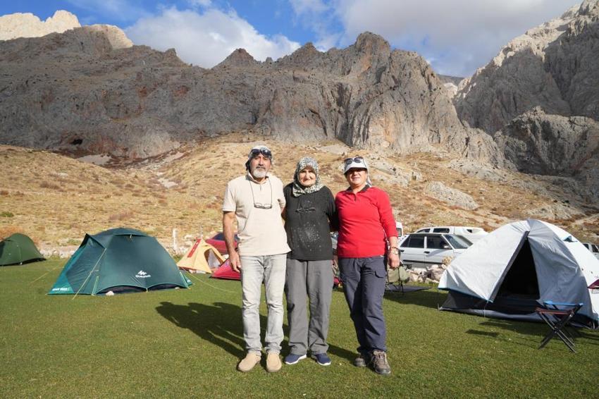 73 yaşında dağcı oldu! Hatun teyzenin azmi gençlere taş çıkartıyor: 'Yaşıtlarım evde dizi izliyor, ben dağlarda geziyorum'