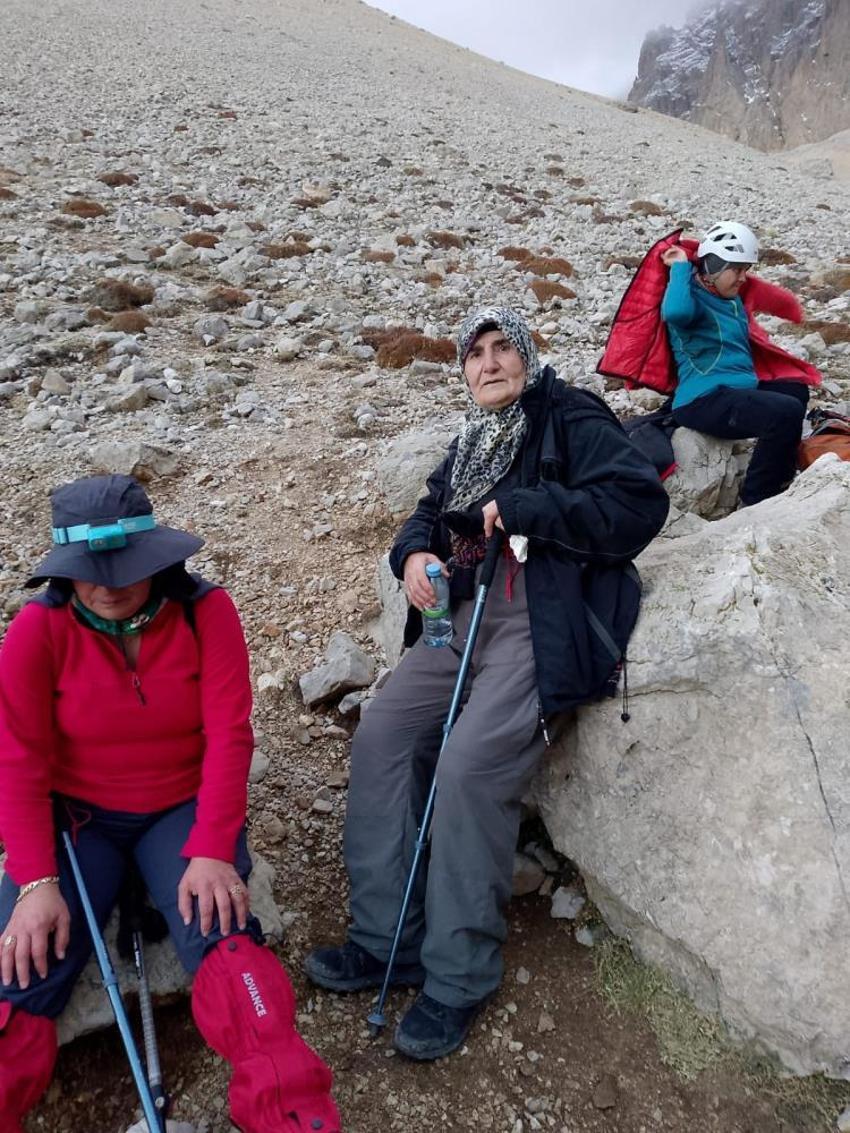 73 yaşında dağcı oldu! Hatun teyzenin azmi gençlere taş çıkartıyor: 'Yaşıtlarım evde dizi izliyor, ben dağlarda geziyorum'