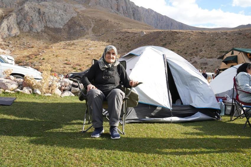 73 yaşında dağcı oldu! Hatun teyzenin azmi gençlere taş çıkartıyor: 'Yaşıtlarım evde dizi izliyor, ben dağlarda geziyorum'