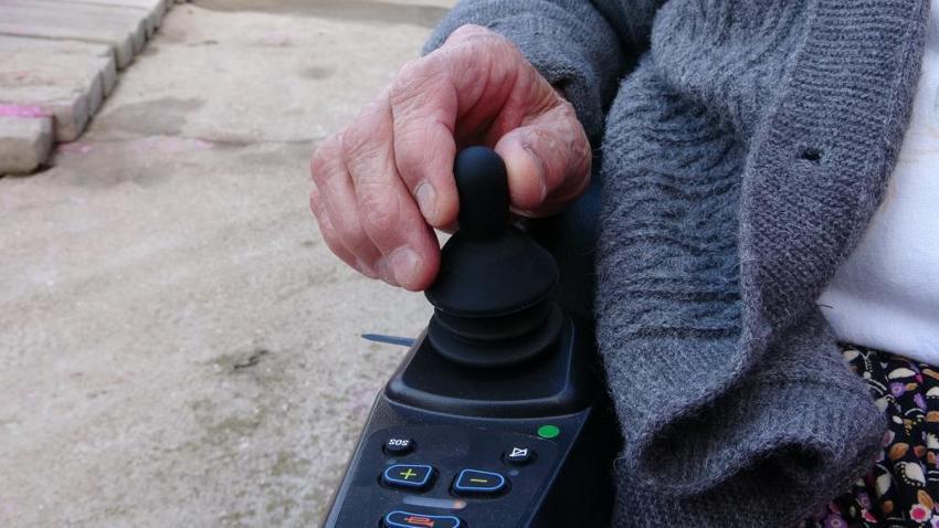 Isparta'nın 75'lik Barbie'si akülü aracına kavuştu ama hayali yarım kaldı! Pembeye boyatmak için destek bekliyor