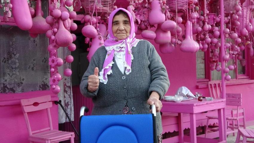 Isparta'nın 75'lik Barbie'si akülü aracına kavuştu ama hayali yarım kaldı! Pembeye boyatmak için destek bekliyor