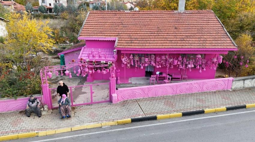 Isparta'nın 75'lik Barbie'si akülü aracına kavuştu ama hayali yarım kaldı! Pembeye boyatmak için destek bekliyor