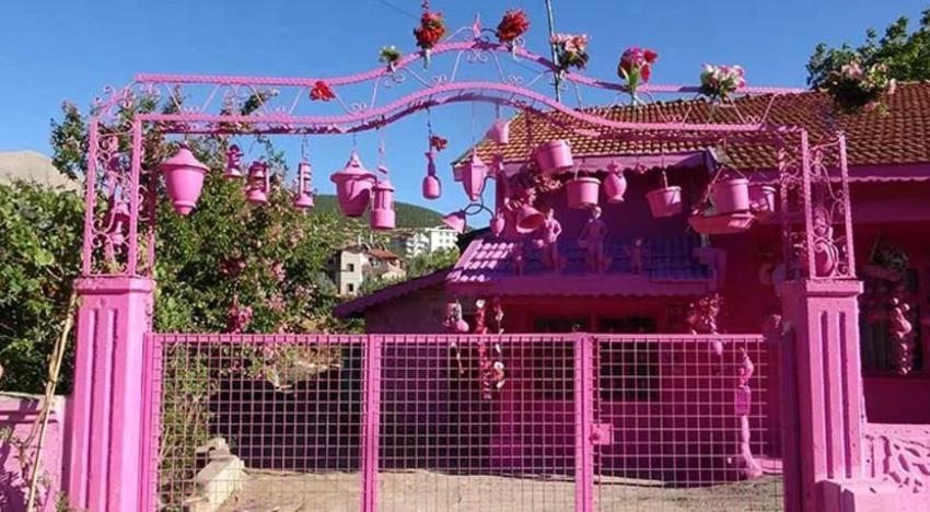 Isparta'nın 75'lik Barbie'si akülü aracına kavuştu ama hayali yarım kaldı! Pembeye boyatmak için destek bekliyor