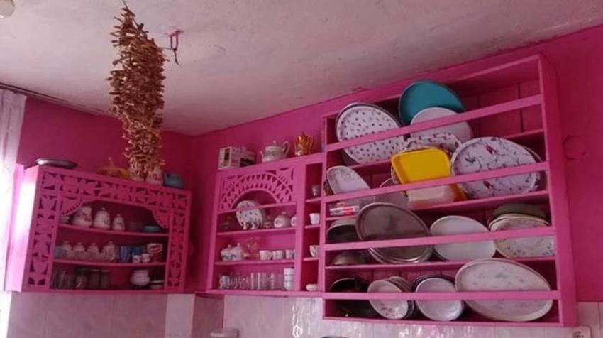 Isparta'nın 75'lik Barbie'si akülü aracına kavuştu ama hayali yarım kaldı! Pembeye boyatmak için destek bekliyor