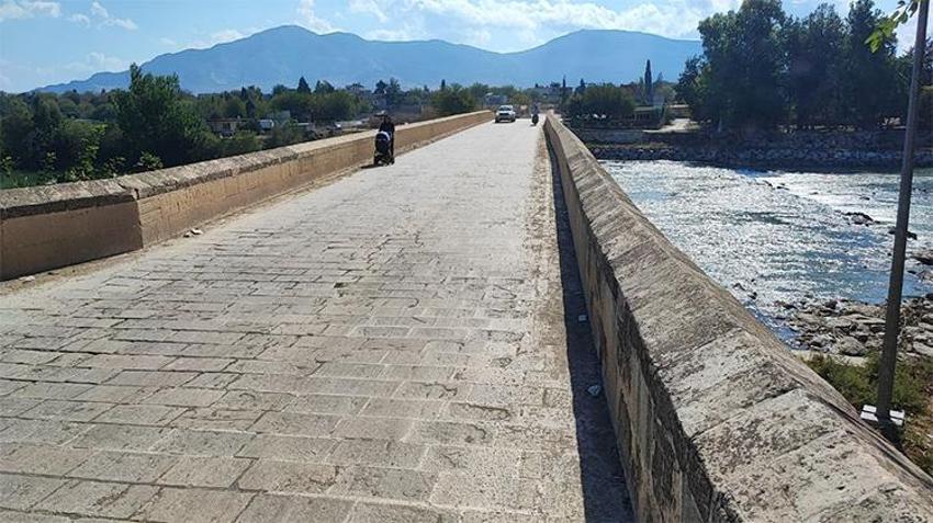 Tarihin sessiz tanığı Misis Köprüsü'ne çirkin saldırı!