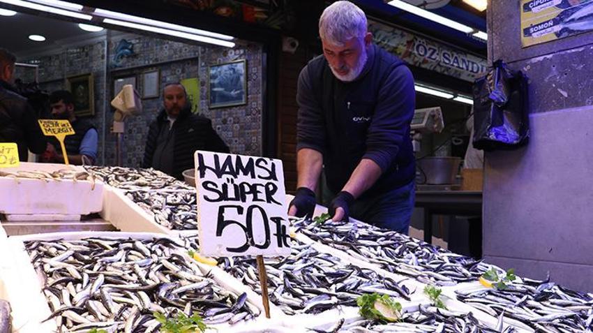 Trabzon'da hamsi bollaştı fiyatlar dibe vurdu! Tezgahlarda ucuz balık yoğunluğu