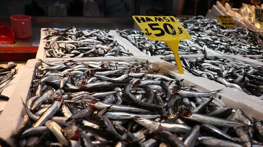 Trabzon'da hamsi bollaştı fiyatlar dibe vurdu! Tezgahlarda ucuz balık yoğunluğu