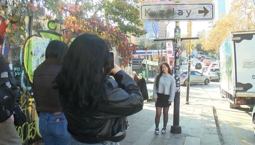 Sosyal medyada popüler hale gelen Kızılay tabelası, 3'üncü kez yenilendi