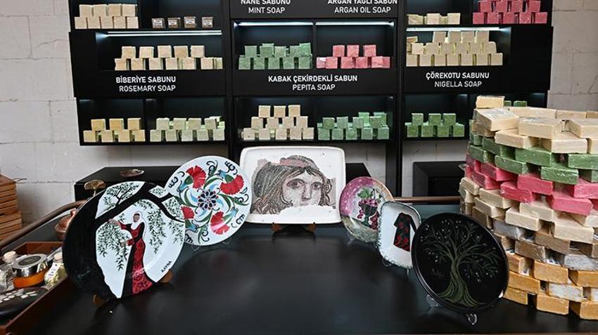 Gaziantep'te kırık tabaklarla yapılanlar şaşkına çeviriyor! Üstelik ziyaretçilere hediye ediliyor