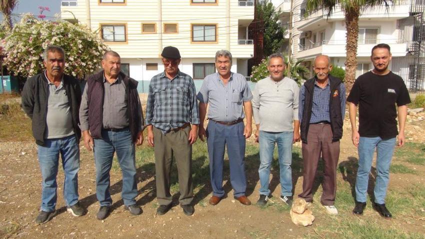 Telefonla su buluyor, suyu görünce elektrik çarpmışa dönüyor! Mersinli çiftçinin 35 yıllık gizli yeteneğini gören hayret ediyor