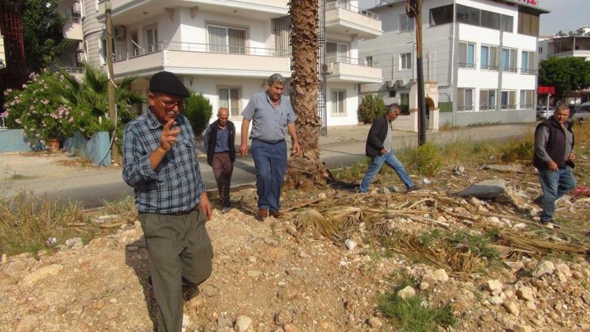 Telefonla su buluyor, suyu görünce elektrik çarpmışa dönüyor! Mersinli çiftçinin 35 yıllık gizli yeteneğini gören hayret ediyor