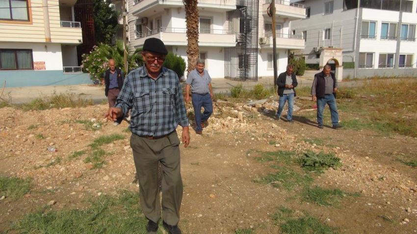 Telefonla su buluyor, suyu görünce elektrik çarpmışa dönüyor! Mersinli çiftçinin 35 yıllık gizli yeteneğini gören hayret ediyor