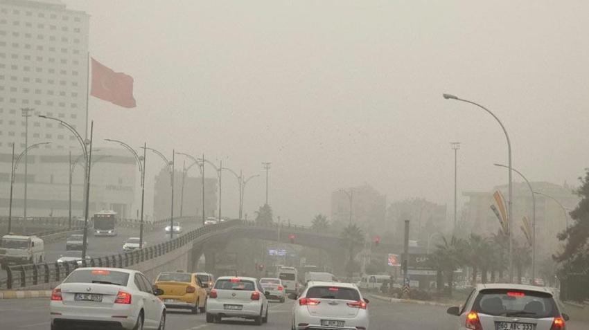 Şanlıurfa’da toz taşınımı hayatı olumsuz etkiledi: Görüş mesafesi 20 metreye kadar düştü