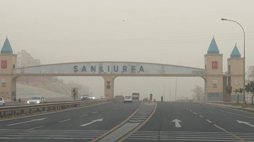 Şanlıurfa’da toz taşınımı hayatı olumsuz etkiledi: Görüş mesafesi 20 metreye kadar düştü