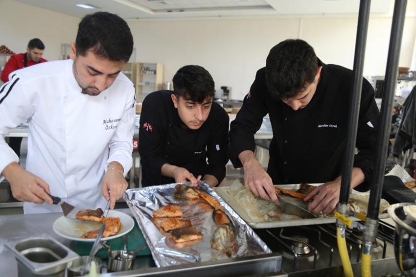 Artvin'de üretilen Çoruh'un incisi somon, genç şef adaylarının ellerinde yarıştı