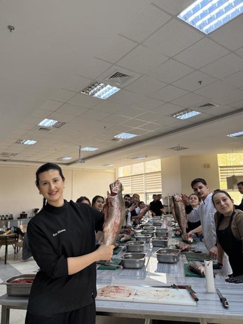 Artvin'de üretilen Çoruh'un incisi somon, genç şef adaylarının ellerinde yarıştı