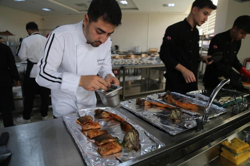 Artvin'de üretilen Çoruh'un incisi somon, genç şef adaylarının ellerinde yarıştı