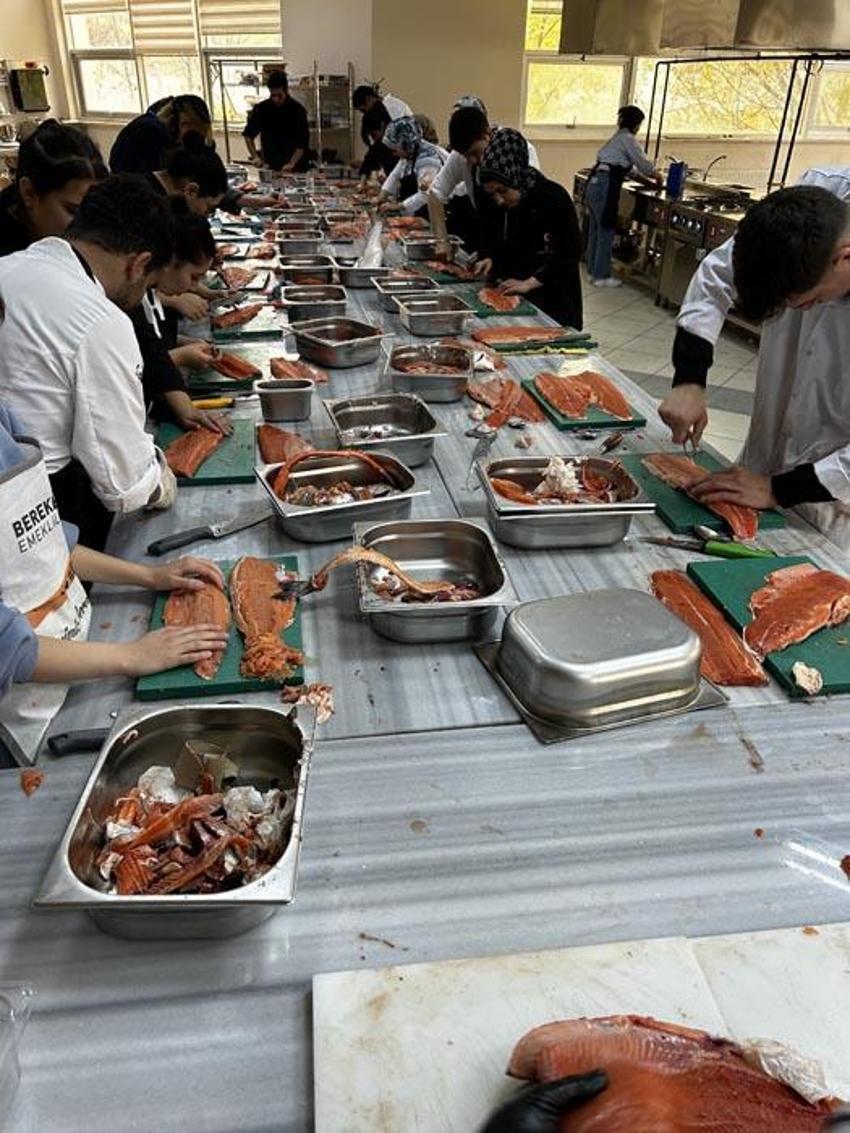 Artvin'de üretilen Çoruh'un incisi somon, genç şef adaylarının ellerinde yarıştı