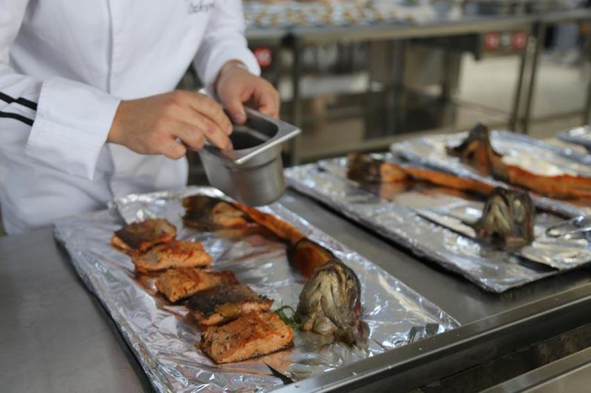 Artvin'de üretilen Çoruh'un incisi somon, genç şef adaylarının ellerinde yarıştı