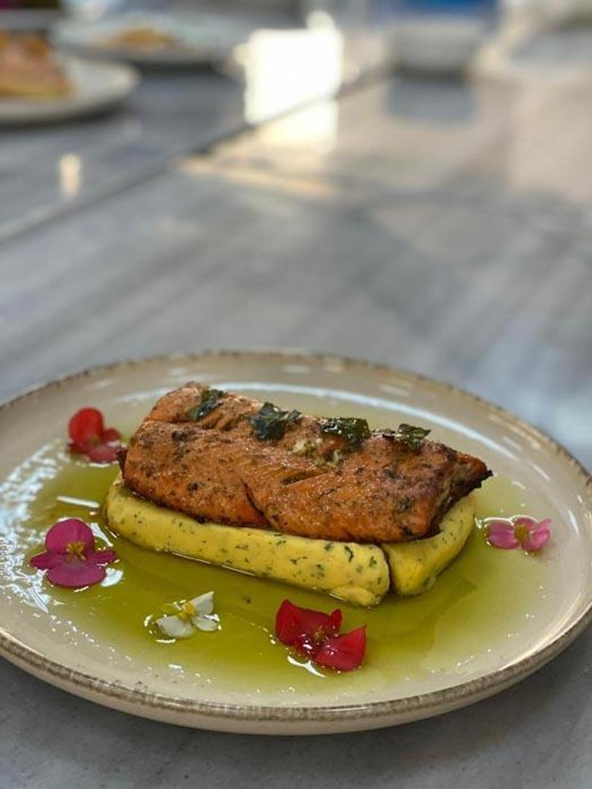 Artvin'de üretilen Çoruh'un incisi somon, genç şef adaylarının ellerinde yarıştı