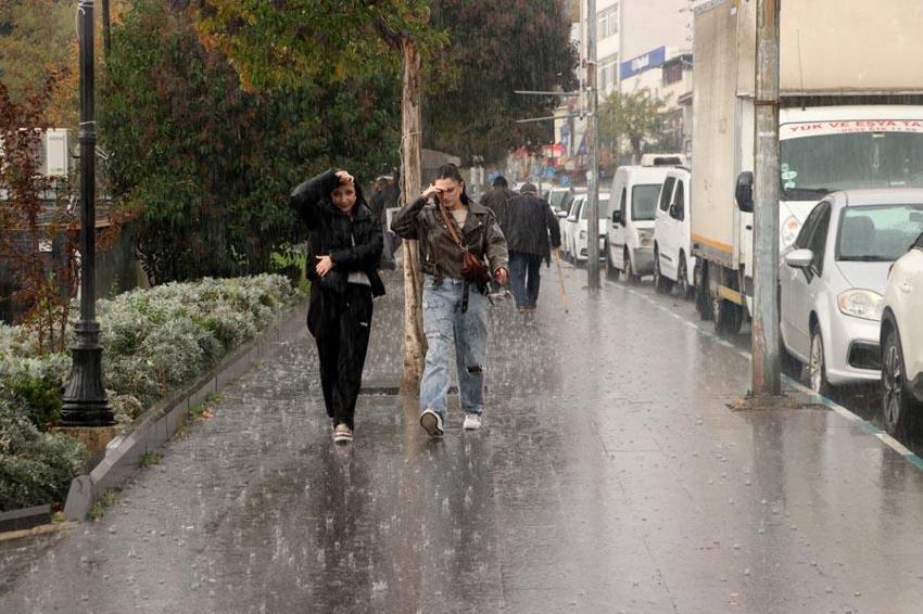 Lapa lapa kar yağışı, yağmur ve gök gürültülü sağanak yağış geliyor! Meteoroloji yeni hava durumu raporuyla illeri tek tek uyardı
