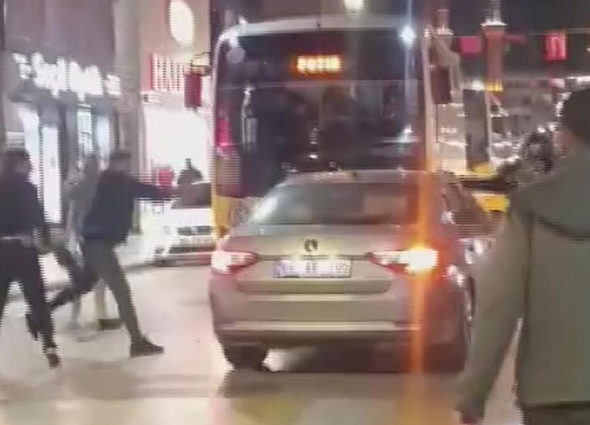 Aksaray’ın ayağa kaldıran olay! Ters yöne girip, 2 yayaya, iş yerine ve araçlara çarpan alkollü sürücü, darbedildi