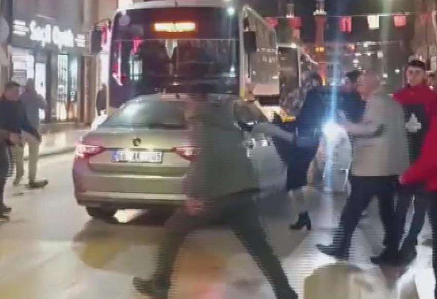 Aksaray’ın ayağa kaldıran olay! Ters yöne girip, 2 yayaya, iş yerine ve araçlara çarpan alkollü sürücü, darbedildi