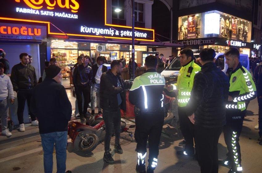 Aksaray’ın ayağa kaldıran olay! Ters yöne girip, 2 yayaya, iş yerine ve araçlara çarpan alkollü sürücü, darbedildi